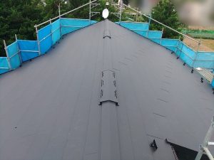 スーパーガルテクトを使用した屋根カバー工事が完了した様子