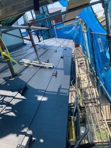 横断ルーフで屋根を葺いている様子