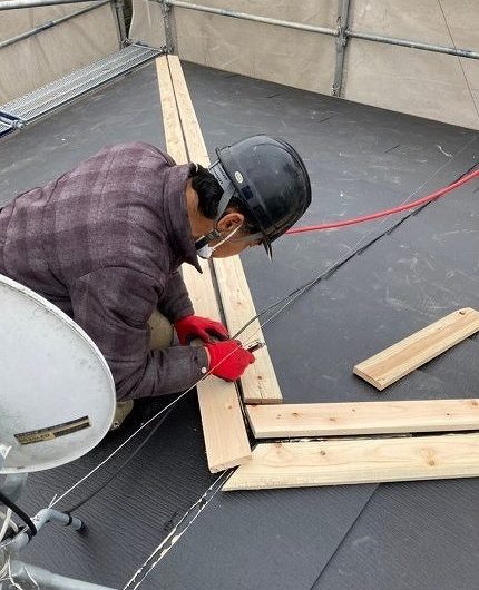 いわき市の戸建て住宅で棟板金の貫板を取り付けているところ