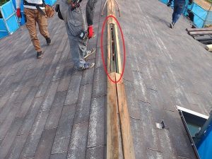 既存の棟板金を解体して換気棟を発見したところ
