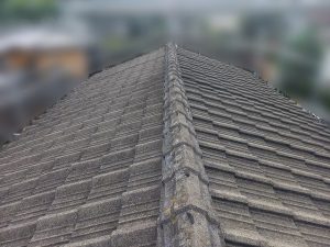 セメント瓦で葺かれた屋根に雨漏りが発生している