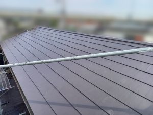 棟板金を取り付けた横暖ルーフの屋根