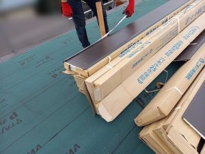 横暖ルーフのサイズを測っている様子