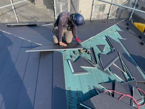 スーパーガルテクトをカットしている様子