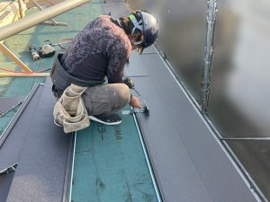 スーパーガルテクトと雪止めを設置しているところ