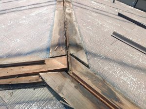 貫板に見られた水のシミ
