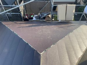 スーパーガルテクトで屋根を設置している作業中の様子