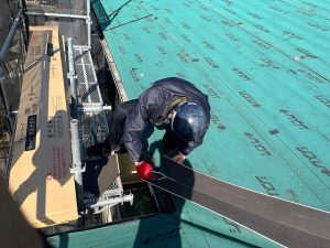 谷板金を取り付けている作業員
