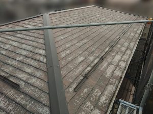 色褪せとひび割れが見られるスレート屋根