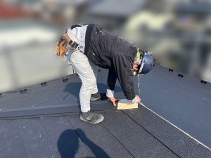 貫板の上から棟板金を重ねて固定している様子