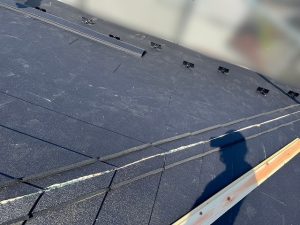 発砲シーラーを貼りつけた後の屋根