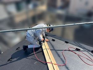 発砲シーラーの上から貫板を取り付けている様子