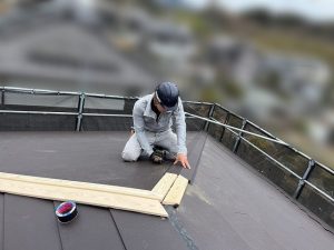 発砲シーラーの上から貫板を固定しているところ