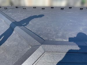 貫板の上に棟板金をかぶせてビスで固定した後の様子