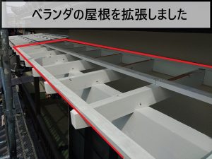 ベランダの屋根を拡張している様子