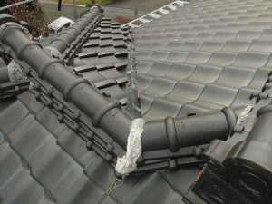 谷板金に穴が開いてしまった状態の屋根