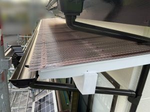 ベランダ屋根を拡張し、ポリカ波板を取り付けた様子