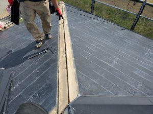 棟板金を取り外して貫板の状態を確認している様子
