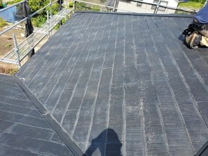屋根が色褪せしている様子