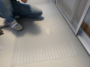 雨樋のサイズに合わせてポリカ波板に穴を開け終わったところ