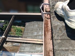 雨樋清掃をして土砂を取り除いた雨樋