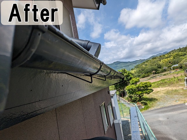 福島県楢葉町　雨樋を外し歪みを直し勾配を調整して取り付けた状態