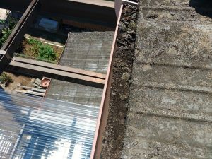 雨樋に土砂が溜まっている様子