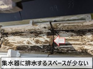 雨樋に溜まった土を除去したところ排水スペースがないのを確認