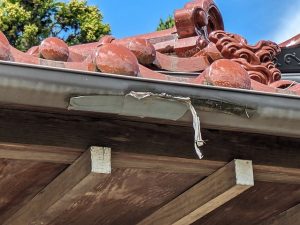 過去に補修した雨樋部分が劣化して剥がれた状態