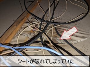 雨漏りによって屋根裏のシートが剥がれている状態