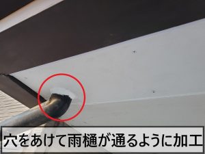 ケイカル板に穴を空けて雨樋が通せるようにした状態