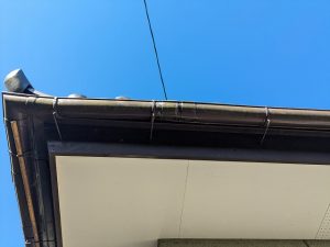 経年劣化により雨樋の継ぎ手部分の接着剤の効果が切れて外れてきている状態