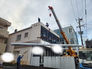 折半屋根を府レーンを使用して荷上げ