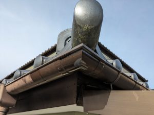 割れたものを取り外し新しい角コーナーを取り付けた状態