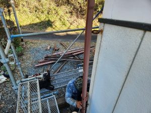 傷んだ雨樋の取り外し作業