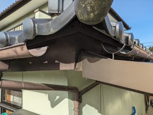 経年劣化により亀裂が入ってしまった雨樋の角コーナーを取り外した状態