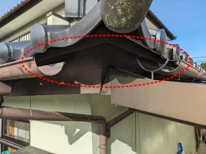経年劣化により亀裂が入ってしまった雨樋の角コーナーを取り外した状態
