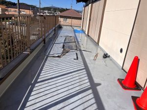 ベランダのシート防水が剥がれて雨漏りに繋がっている状態