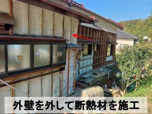福島県いわき市　外壁を外して断熱材を施工した状態