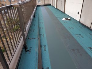 ベランダ全体に防水シートを取り付けた状態