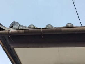 新しい雨樋を継手を使用して部分的に取り付けた状態