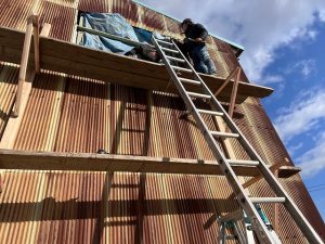 福島県郡山市　外壁に上れるような足場を作成