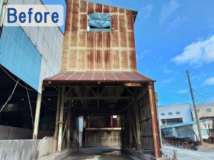 福島県郡山市　工場外壁の一部が強風で外れてしまった状態