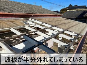 福島県いわき市　強風により倉庫の波板屋根が破損している状態