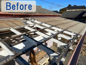 福島県いわき市　傷んだ波板が強風により破損してしまった状態