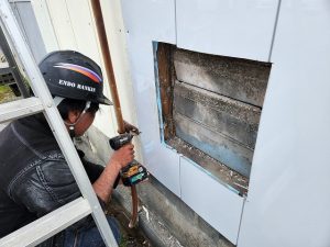 福島県いわき市 外壁を加工して通気口用のスペースを作成した状態