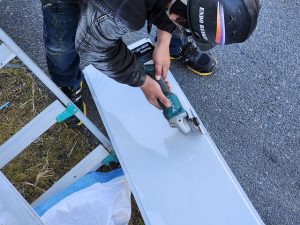 福島県いわき市　サンダーを使用して外壁を加工しているところ