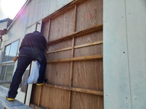 福島県いわき市 外壁を取り外した部分の掃除を行っているところ