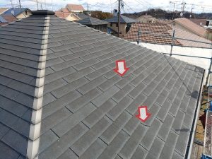 福島県いわき市　経年劣化により傷んだスレート屋根には欠けが発生している状態