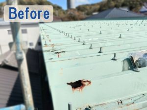 福島県いわき市　錆が進行したことで穴が空いてしまっている折半屋根